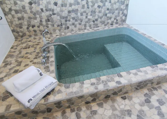 West Old House Homestay